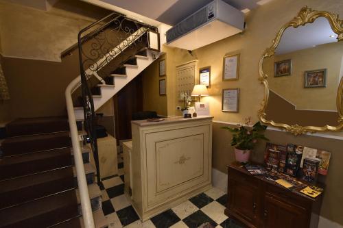 威尼斯洛坎达波斯特维奇酒店的一间设有楼梯和镜子的客房