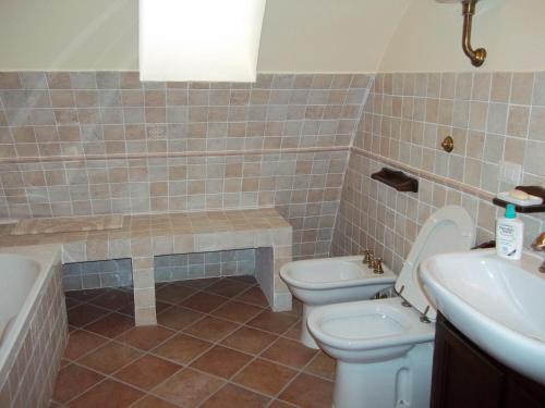 FarneseIl Mulino in Maremma的浴室设有2个卫生间、水槽和浴缸。