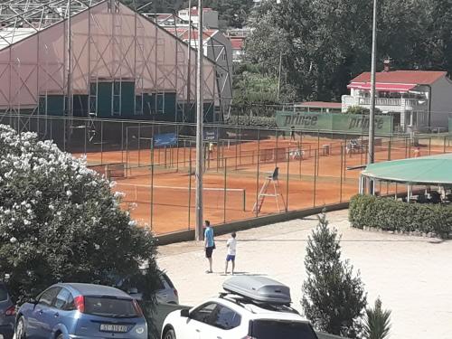 斯普利特Rooms Ana的站在网球场上的男人和孩子
