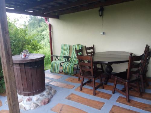 姆拉哥沃Domek pod brzozą的庭院配有桌椅和壁炉。
