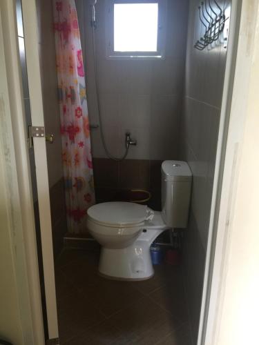 LoculanSD4一室公寓的一间带卫生间和窗户的小浴室