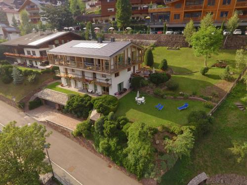 奥蒂塞伊拉尔西乌内公寓式酒店的享有大房子空中美景,设有庭院