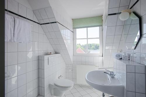 马尔肖德尔英苏拉内餐厅酒店 的白色的浴室设有卫生间和水槽。