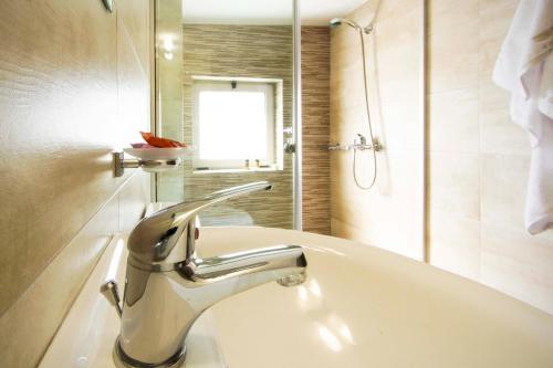 基萨莫斯Enali Villas的一间带水槽和水龙头的浴室