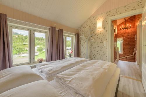 卡伯尔沃格卡布瓦格菲利胡斯加营地酒店的窗户客房内的一张大白色床