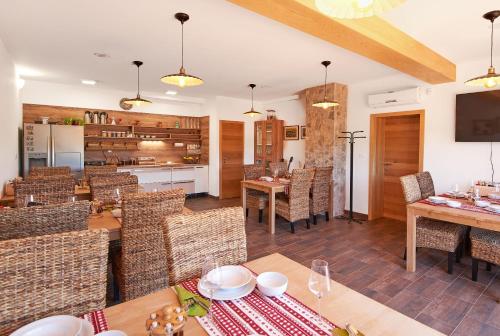 塞里特雷尼科B&B Apartments Burić Plitvice Lakes的一间带桌椅的用餐室和一间厨房