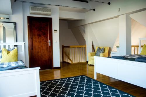 弗罗茨瓦夫Apartementy Plac Solny 20的一间带两张床和一扇门的客厅