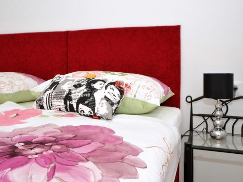 斯普利特Luxury apartment Marionik的一张带红色床头板和枕头的床