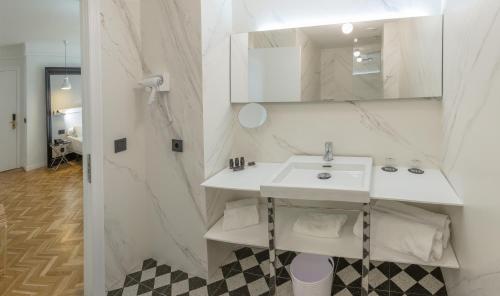 瓦伦西亚英吉利斯精品SH酒店的白色的浴室设有水槽和镜子
