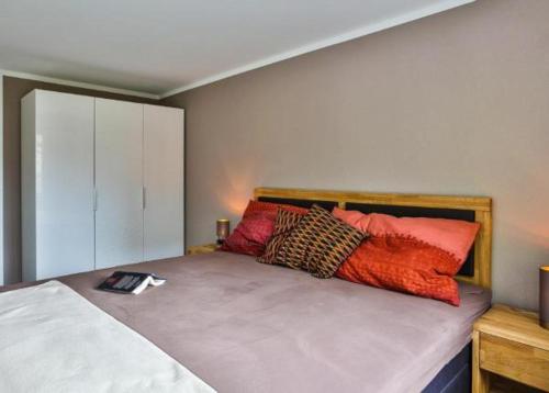 维尔德豪斯Wildhaus Weiherhof的一间卧室配有带枕头的床