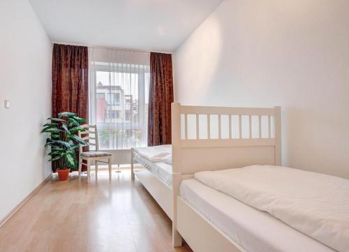 赛巴特班森Apartment Meereswoge的一间卧室配有一张床和一个植物窗户