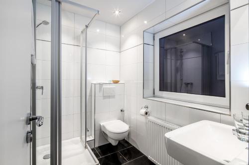 盖尔森基兴Hotel La Scala的白色的浴室设有卫生间和水槽。