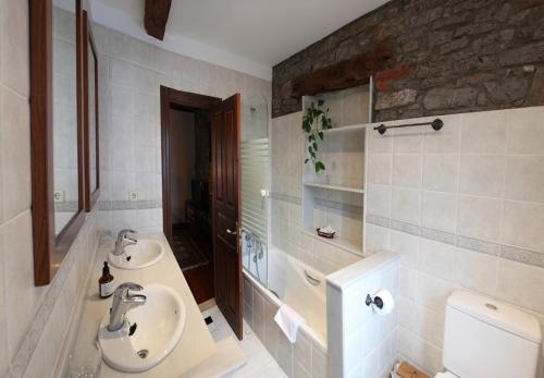 CacesCasa de Aldea La Pumariega的一间带两个盥洗盆和卫生间的浴室