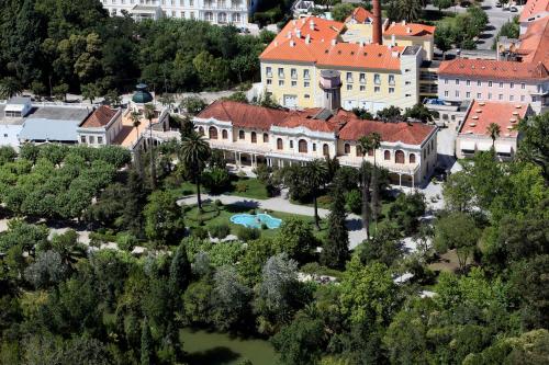 库里亚库里亚托马斯酒店的享有公园的大型建筑的空中景致