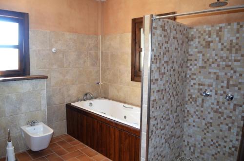 Cala LlombardsCa Na Marina的带浴缸、水槽和淋浴的浴室