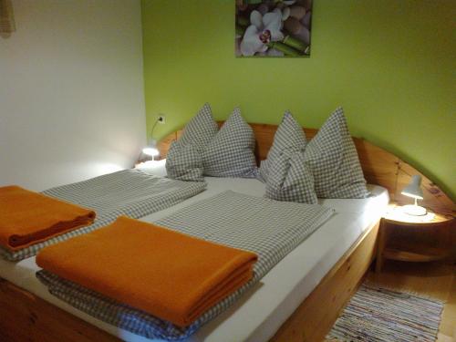 圣沃尔夫冈Ferienhaus Elisabeth的绿墙客房中的两张单人床