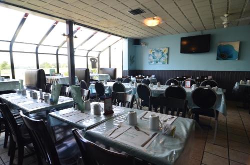 隆格伊勒埃克斯普利斯酒店的用餐室设有桌椅和窗户。