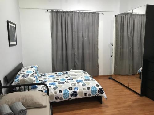 吉隆坡美托瓦尔服务公寓的一间卧室配有一张床和镜子
