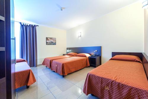 那不勒斯提安珀酒店的酒店客房带两张带橙色床单的床