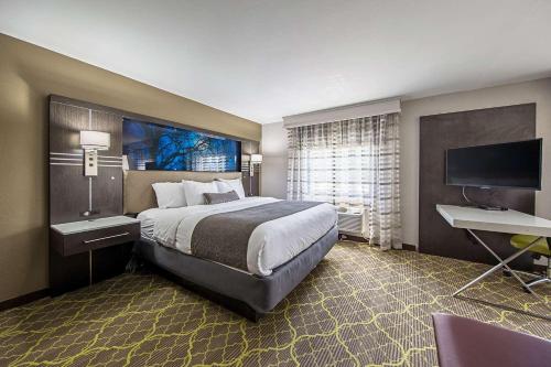 Best Western Plus Clemson Hotel & Conference Center客房内的一张或多张床位