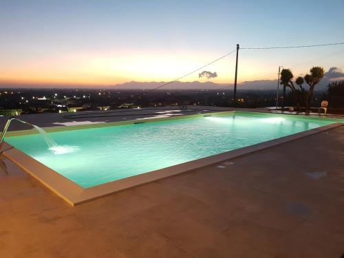 AlbanellaHotel Ristorante Paradiso的一座享有日落美景的游泳池
