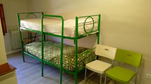 波吉奥的圣多纳托Casa Maria Teresa的带两张双层床和椅子的房间
