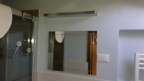 波吉奥的圣多纳托Casa Maria Teresa的浴室墙上的镜子