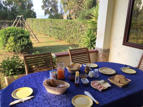 康特港卡萨瓦坎兹阿尔盖罗酒店的一张蓝色桌子,上面有食物和篮子