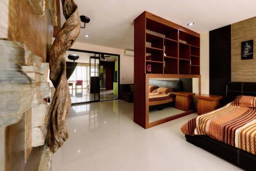 湄南海滩Condo AVANTA Deluxe A301的一间卧室配有一张床和镜子
