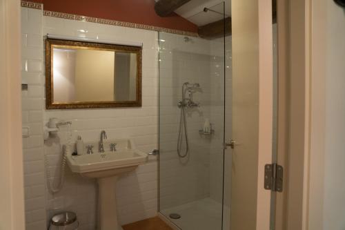 El VilosellVilosell Wine Hotel的浴室配有盥洗盆和带镜子的淋浴
