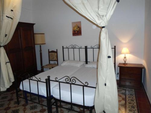 莱乌卡Casa Tipica的一间卧室配有一张带天蓬的床