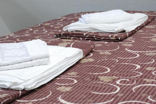 斯塔多伊兰Madzar Apartments的床上铺有白色毛巾的床