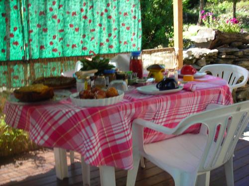 San Giorio埃维莉娜住宿加早餐旅馆的粉色的白桌,上面有食物