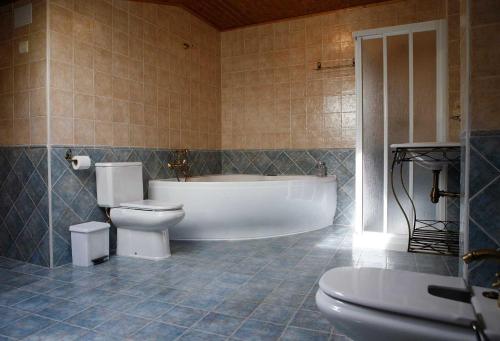 Aldealengua拉普拉苏埃拉乡村民宿的带浴缸、卫生间和盥洗盆的浴室