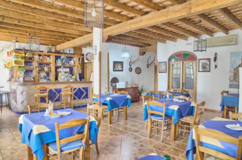 贝纳卢普-卡萨斯维耶哈斯卡萨斯维亚斯酒店的一间配备有蓝色桌椅的用餐室