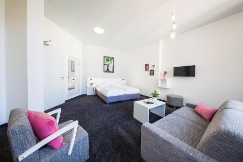 柏林柏林科尔马米特酒店的客厅配有两张沙发和一张沙发