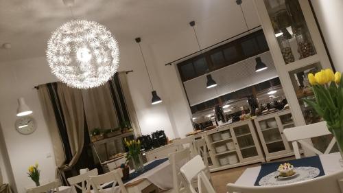 萨比诺瓦Dom Przy Plaży的一间带桌椅和吊灯的用餐室