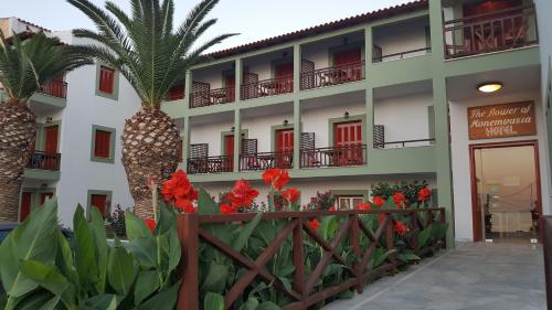 莫奈姆瓦夏莫奈姆瓦夏之花酒店的一座棕榈树和鲜花盛开的建筑