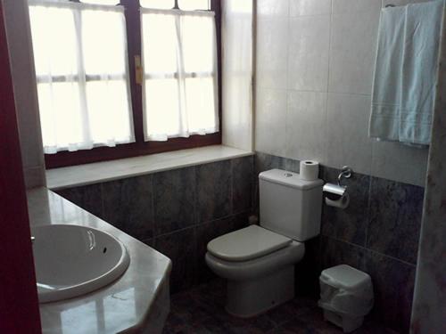 朗格勒朗格波萨达普拉亚旅舍的浴室配有白色卫生间和盥洗盆。