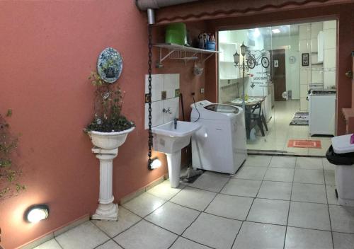 圣保罗Casa Anhembi/Center Norte的客房内设有带水槽和卫生间的浴室