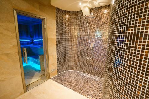 布拉格克拉波旅馆的带淋浴的浴室和玻璃门