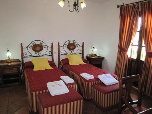 贝纳卢普-卡萨斯维耶哈斯科尔蒂霍克鲁拉斯酒店的带窗户的客房内设有两张单人床。