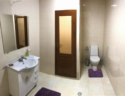 萨马尔罕穆扎法尔酒店 的一间浴室