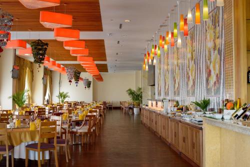 金边金边索卡公寓的用餐室配有桌椅和橙色灯光