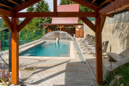 多纳瓦利亚夫利纳旅馆的后院带凉亭的游泳池