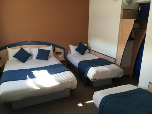 沙托雷纳尔雅嘉娜城市查特瑞纳酒店的小房间设有两张床和椅子