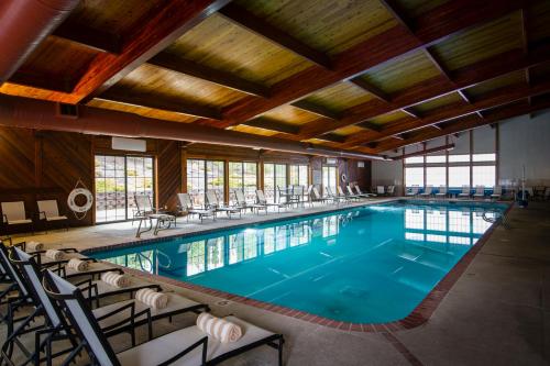 Blanchard斯通里奇度假酒店的大楼内带桌椅的大型游泳池