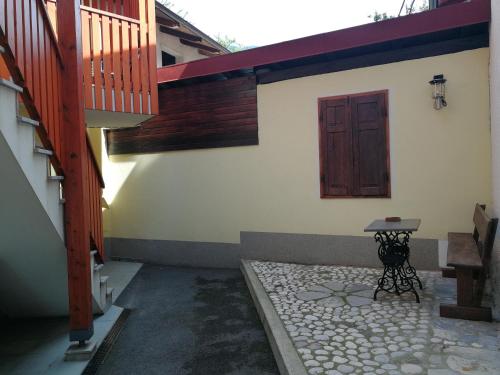 科巴里德Hiša Kranjc的庭院设有门、桌子和楼梯