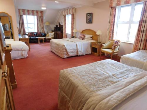 巴利巴宁卡深克斯旅馆的酒店客房带两张床和一个客厅