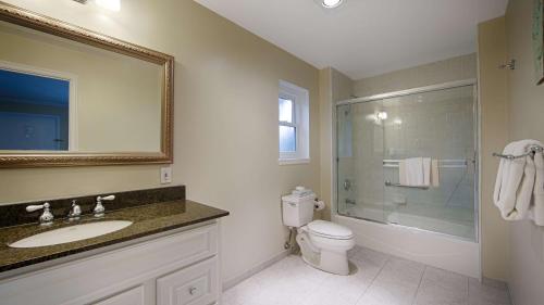 卡梅尔卡梅尔湾景酒店的一间带水槽、卫生间和淋浴的浴室